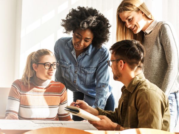 We provide onsite or virtual courses to eye care professionals and clinical staff.